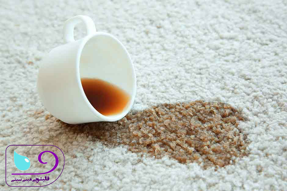 پاک کردن چای بر روی فرش سفید و کرم